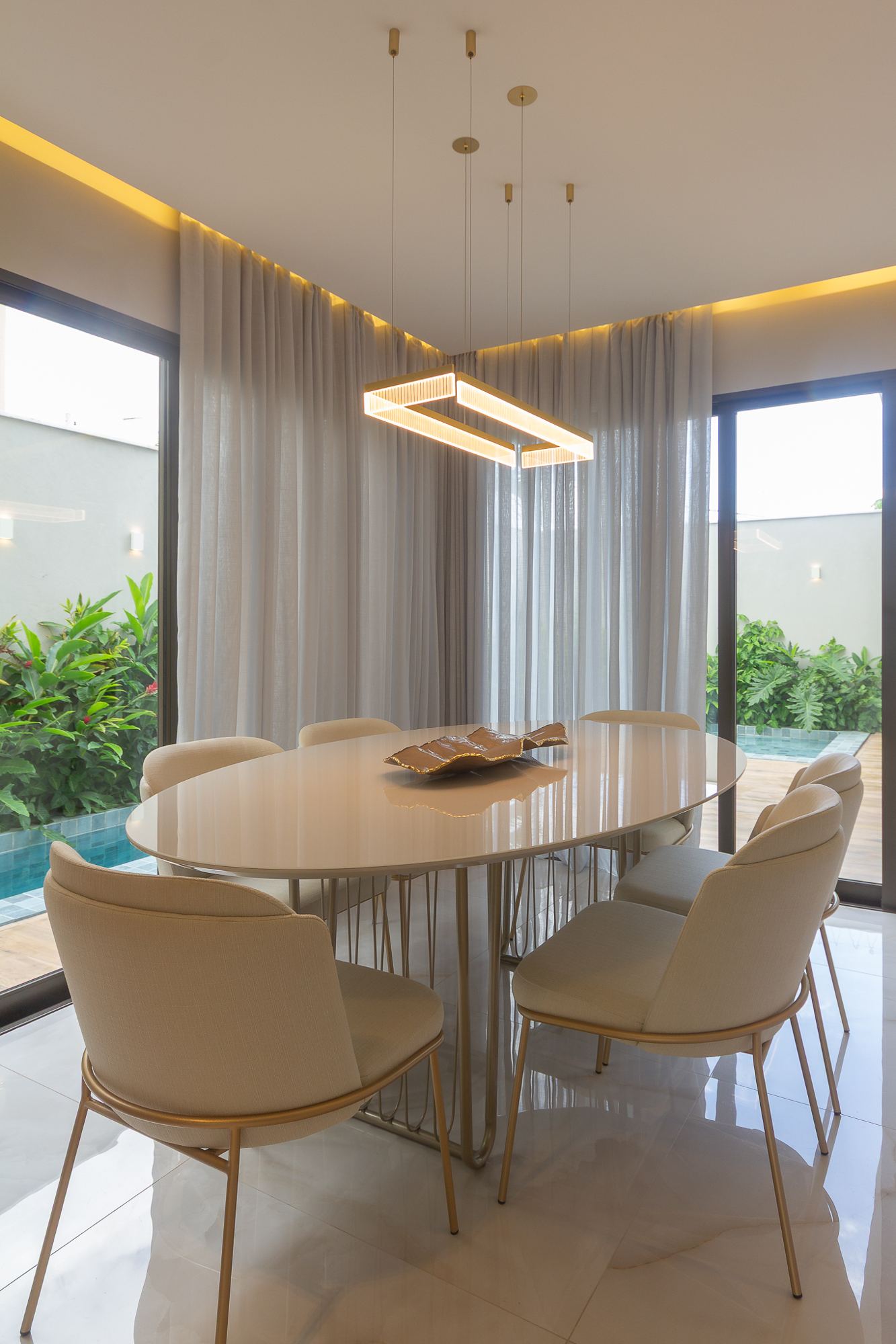 Sala de jantar com mesa redonda